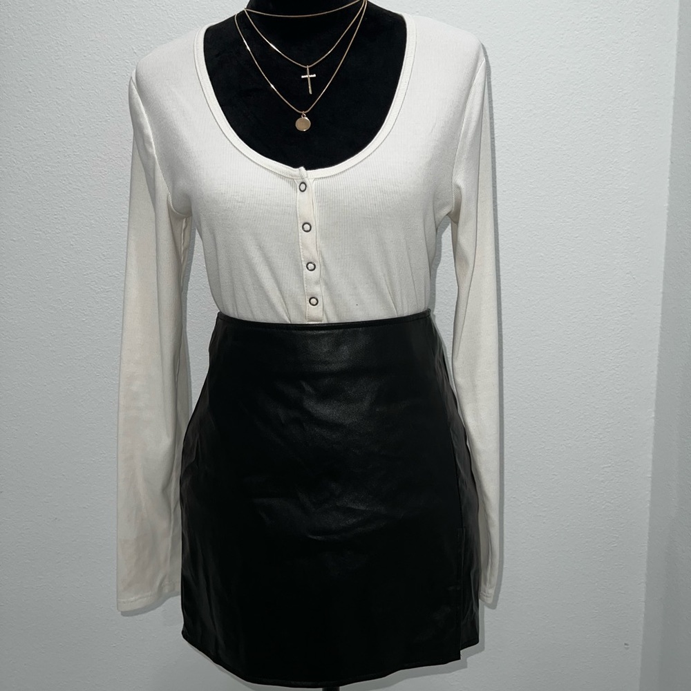 Womens faux black leather skirt